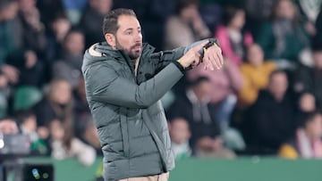 ELCHE (ALICANTE), 06/01/2023.- El entrenador del Elche, Pablo Machín, durante el partido de LaLiga Santander entre el Elche CF y el RC Celta de Vigo celebrado este viernes en el estadio Manuel Martínez Valero de Elche. EFE/ Ana Escobar
