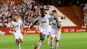 Los jugadores del Albacete celebran un gol.
