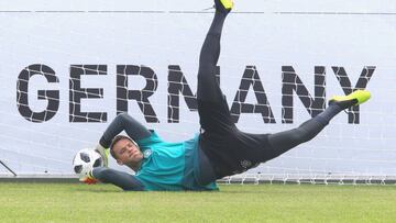 The best keeper in the world - German squad on Manuel Neuer