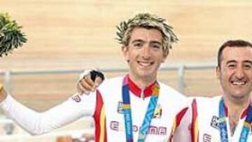 <b>PRIMER ORO. </b>Roberto Alcaide , a la izquierda, luce su oro junto a Juanjo Méndez, plata en persecución.