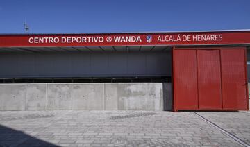 Así es el Centro Deportivo Wanda Alcalá de Henares, la nueva sede del conjunto rojiblanco situada al nordeste de Madrid. Varios equipos de su Academia comenzarán a entrenarse en estas nuevas instalaciones rojiblancas. En el recinto hay cuatro campos de fútbol-11 y otros más de fútbol-7. Se completa con una tienda oficial del club, una cafetería, gimnasio para los jugadores, una gran zona médica, oficinas para la Academia, aulas de estudio para los chicos y chicas y más de 30 vestuarios.