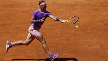 Rafa Nadal golpea una bola a la carrera en la Caja M&aacute;gica.