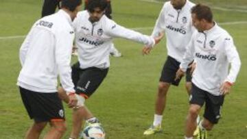 EN EL PUNTO DE MIRA. Banega y Jonas son ahora objeto de la crítica de la grada de Mestalla.