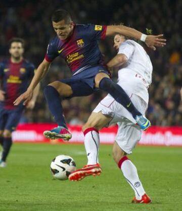 Jornada 30 / BARCELONA - MALLORCA.  Alexis jugador del Barcelona en pugna con un jugador del Mallorca.