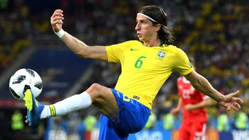 Filipe Luis, en el Serbia-Brasil. El lateral del Atl&eacute;tico debut&oacute; en un Mundial
