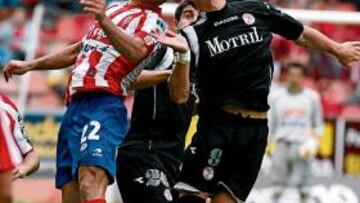 <b>INTENSIDAD. </b>Sastre pugna por alcanzar un balón con Javi Guerra y Nadal.