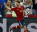 Xabi Alonso celebra con goles su partido 100 con España