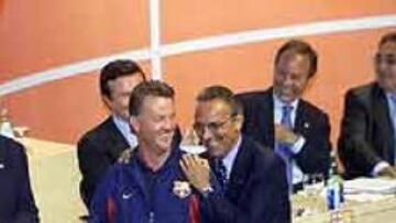 <b>CAMBIOS</b> El ex entrenador del Barcelona Johan
Cruyff invita a los barcelonistas a apostar por cambios
profundos en la gestión del club, tras los fracasos deportivos, entre los principales nombres que deben cambiar propone el del actual presidente Joa Gaspart.