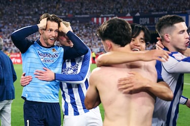 El conjunto txuri‑urdin celebra sobre el césped el título de la Copa del Rey, logrado tras una final que se resolvió en la tanda de penaltis.