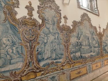 Incluso un Via Crucis en azulejo refleja una historia local, un modo de mostrar orgullo por su saber hacer.