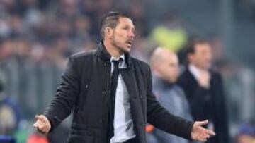 Simeone, en la banda, dirigiendo al Atlético.