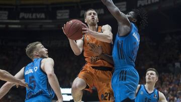 Matt Thomas lanza ante el Alba Berl&iacute;n en la final de la Eurocup.