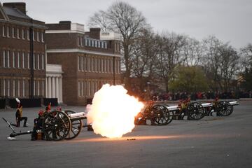 Salva de cañón en homenaje a Felipe de Edimburgo en Woolwich Barracks, en el área metropolitana de Londres, para el homenaje al Duque de Edimburgo.