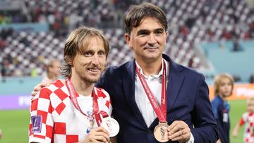 Doha (Qatar), 17/12/2022.- Luka Modric (L) of Croatia and Head coach Zlatko Dalic of Croatia pose with their bronze medals after the FIFA World Cup 2022 third place soccer match between Croatia and Morocco at Khalifa International Stadium in Doha, Qatar, 17 December 2022. (Mundial de Fútbol, Croacia, Marruecos, Catar) EFE/EPA/Tolga Bozoglu
