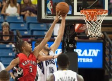 Bruno Caboclo pone un gorro a Omri Casspi. (18) 