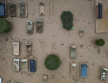 Una vista muestra un cementerio el Día de Todos los Santos, después de fuertes lluvias que provocaron inundaciones, en Paiporta, cerca de Valencia.