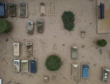 Una vista muestra un cementerio el Día de Todos los Santos, después de fuertes lluvias que provocaron inundaciones, en Paiporta, cerca de Valencia.