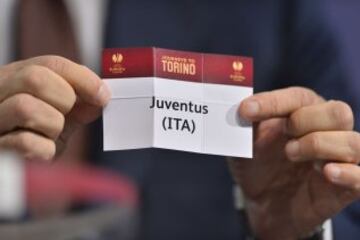 El embajador de la final de Turín, el ex internacional italiano Ciro Ferrera sostiene una tarjeta con el nombre del club de fútbol Juventus durante el sorteo de los cuartos de final de la UEFA Europa League en la sede de la UEFA en Nyon.