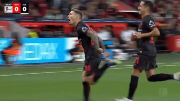 La técnica de Grimaldo antes de tirar la falta y meter un golazo: va a sorprender a más de uno