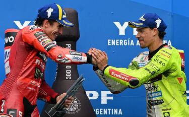 Marc Márquez saluda a Franco Morbidelli en el podio. 