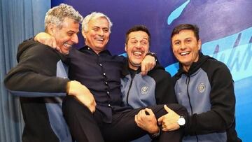 Mourinho, subido a hombros por Francesco Toldo, Julio César y Javier Zanetti.