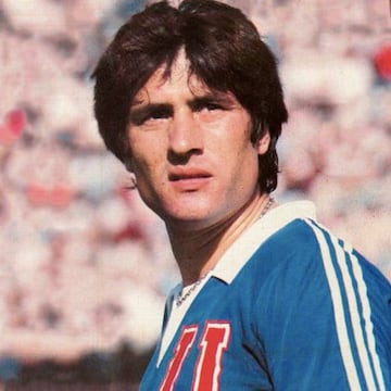 El 'Flaco' debutó por la U en un partido de Copa Libertadores 1972 ante San Felipe, donde los azules perdieron 3-2. Tenía 17 años y 200 días. Es el cuarto jugador con más partidos en la U, con 464 encuentros.