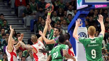 GRAF1478. M&Aacute;LAGA (ESPA&Ntilde;A), 05/11/2017.- El jugador del Unicaja Goigi Shermadini (c), pasa un bal&oacute;n durante el partido de baloncesto de la Liga Endesa que enfrenta al Unicaja y al Baskonia en el Palacio de los Deportes &ldquo;Jos&eacute; Mar&iacute;a Mart&iacute;n Carpena&rdquo;. EFE/Daniel P&eacute;rez