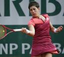 Carla Suárez sigue adelante en París tras vencer a Mónica Puig