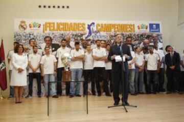 El Real Madrid de baloncesto visita el Ayuntamiento y la Comunidad de Madrid después de haber conseguido el titulo de la liga Endesa  Florentino Pérez