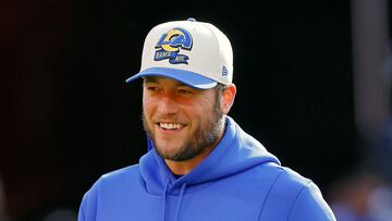 KANSAS CITY, MISSOURI - NOVEMBER 27: Matthew Stafford #9 of the Los Angeles Rams reacts before a game against the Kansas City Chiefs at Arrowhead Stadium on November 27, 2022 in Kansas City, Missouri.   David Eulitt/Getty Images/AFP (Photo by David Eulitt / GETTY IMAGES NORTH AMERICA / Getty Images via AFP)