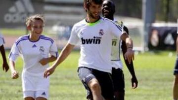 <b>BROMAS. </b>El Madrid jugó un partidillo contra unos niños y los jugadores se lo pasaron en grande.