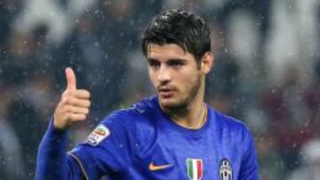 DUDA. Morata saluda en el campo a un compañero.