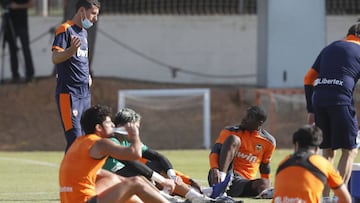 Javi Gracia habla con Kondogbia.