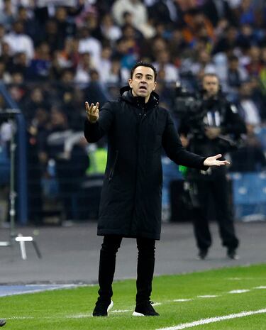 Xavi Hernández da instrucciones en la banda.
