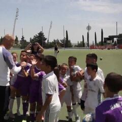 El Zidane más solidario: entrenó con 20 niños de aldeas infantiles