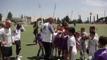 El Zidane más solidario: entrenó con 20 niños de aldeas infantiles