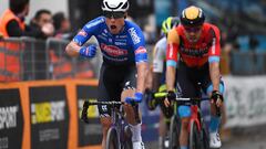 Jasper Philipsen celebra su triunfo en Tirreno-Adriático ante Bauhaus y Girmay.