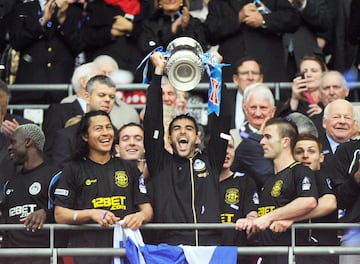 Jordi Gómez levanta el trofeo de la FA Cup en la grada de Wembley.