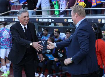 Ancelotti y Koeman, saludo de los entrenadores antes del comienzo del partido 