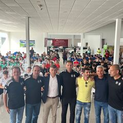 Leyendas España concienció en una charla sobre los valores del fútbol