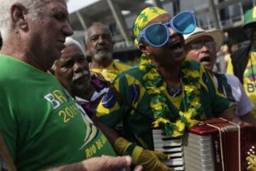 Protestas durante la rueda de prensa de Scolari