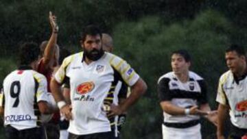 <b>A LA MELÉ. </b>El Atlético de Madrid aún está en construcción, de juego y de uniforme.