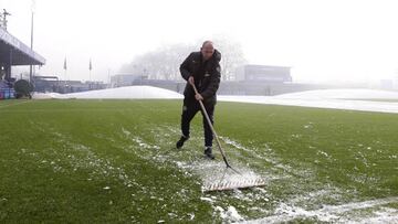 KINGSTON UPON THAMES, ENGLAND - JANUARY 22: A groundsman rakes ice off the pitch after the match is called off due to the weather  during the FA Women's Super League match between Chelsea and Liverpool at Kingsmeadow on January 22, 2023 in Kingston upon Thames, United Kingdom. (Photo by Jacques Feeney/Offside/Offside via Getty Images)