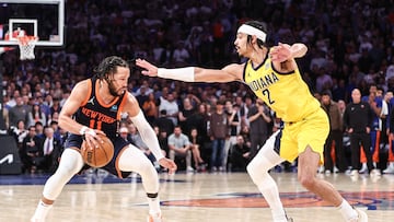The Knicks guard has been seen with a heavily strapped right hand for several weeks. Medical or cosmetic? Let’s take a look.