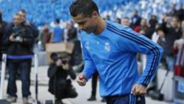 Cristiano, ayer en su salida al entrenamiento del Real Madrid en el Etihad Stadium de Manchester.