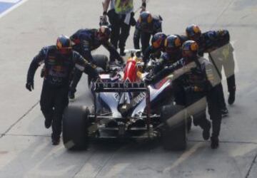 Daniel Ricciardo abandona la carrera debido a una avería. 