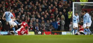 El jugador del City Milner dispara con la izquierda desde la frontal y marca el 0-1. 