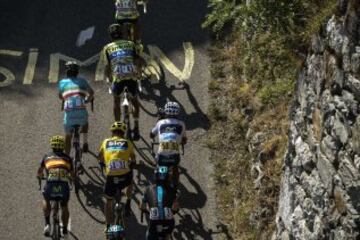 El grupo del líder en la subida a Montvernier.