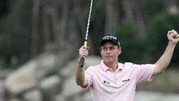 El inglés David Howell vence ante la atenta mirada de Tiger Woods