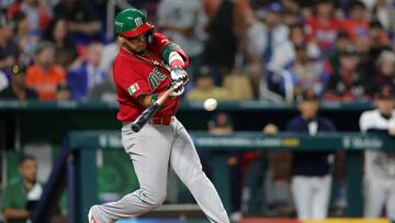 MIAMI, FLORIDA - MARCH 20: Issac Paredes #17 of Team Mexico hits a single in the second inning against Team Japan during the World Baseball Classic Semifinals at loanDepot park on March 20, 2023 in Miami, Florida. Megan Briggs/Getty Images/AFP (Photo by Megan Briggs / GETTY IMAGES NORTH AMERICA / Getty Images via AFP)